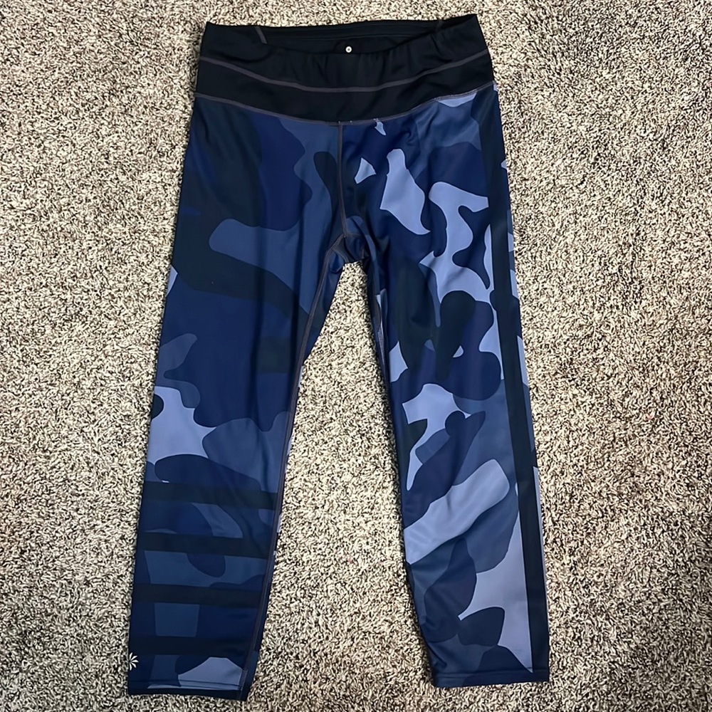 Athleta Camo Sonar Capri in Navy Women’s Size Medium